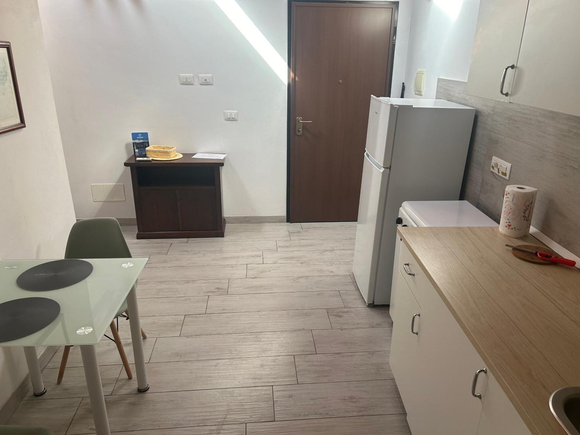 Deni'S Apartments Сиракуза Екстериор снимка