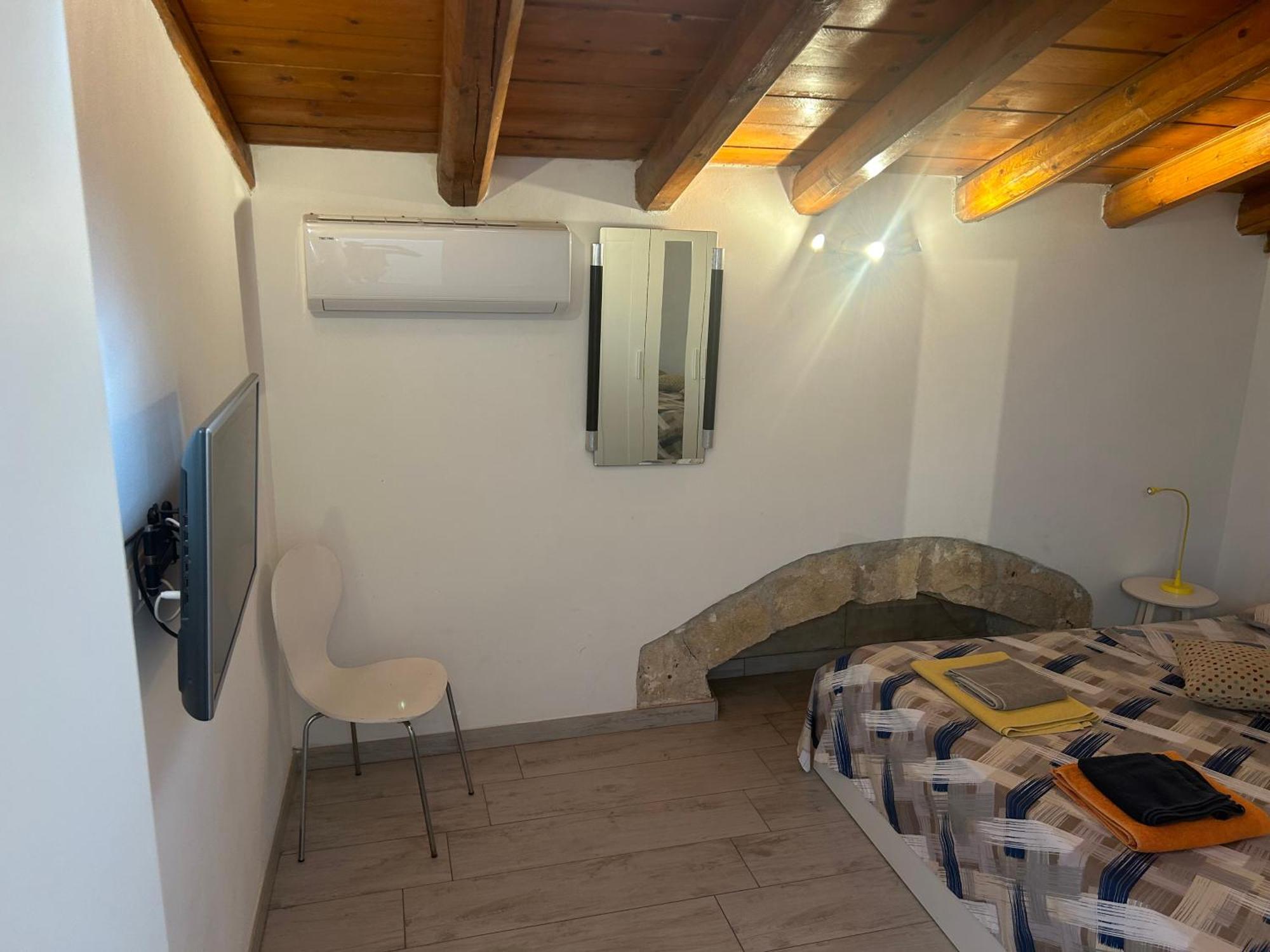 Deni'S Apartments Сиракуза Екстериор снимка